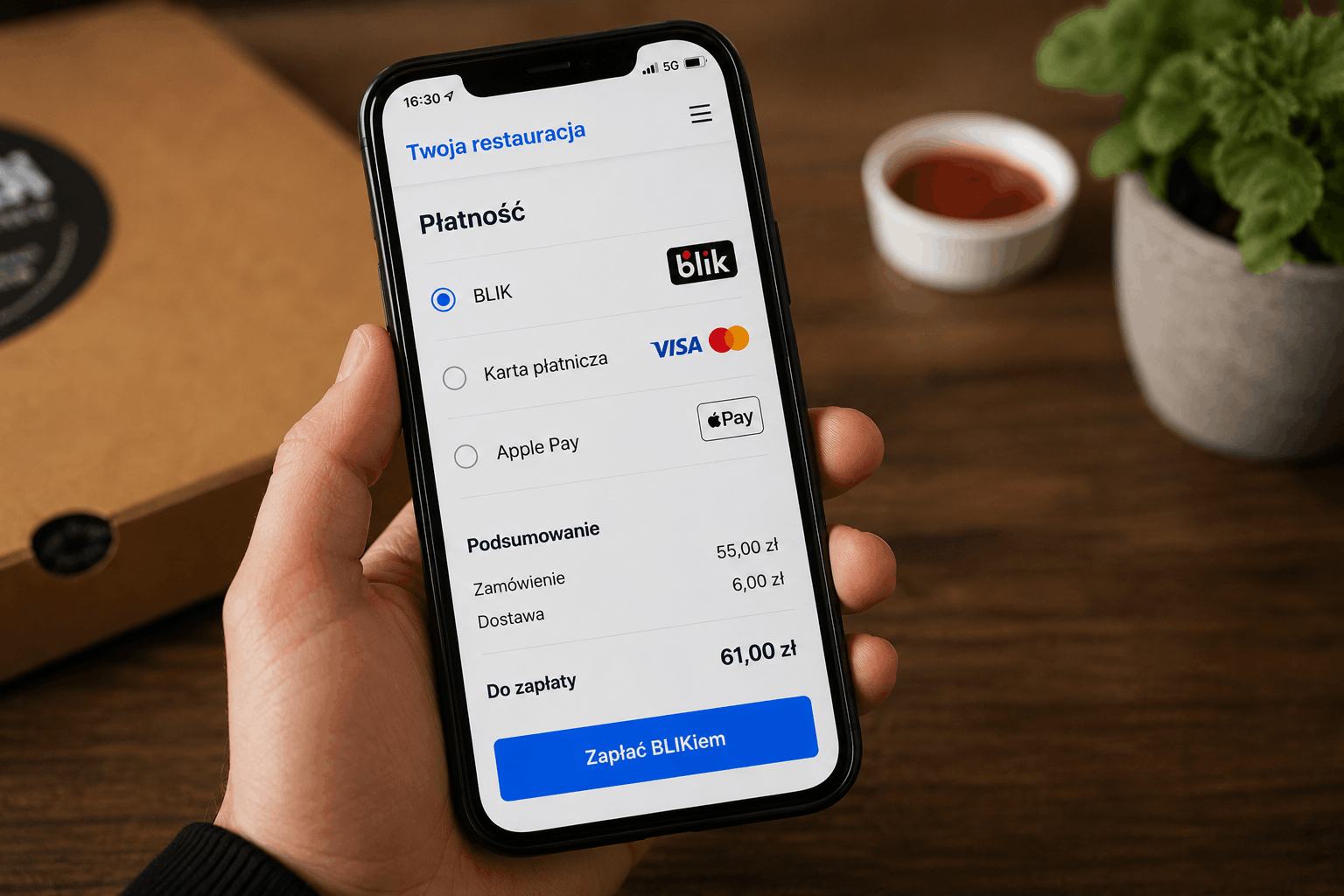 Klient płacący BLIK-iem za zamówienie w restauracji przez telefon