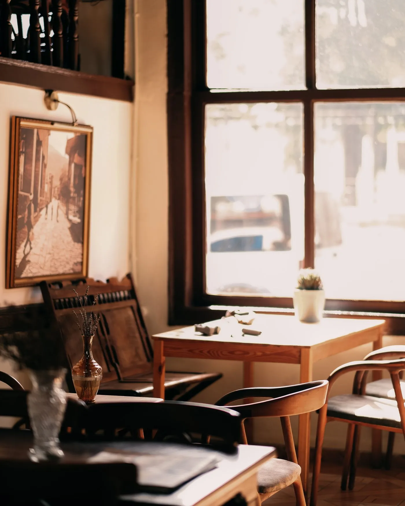 Wnętrze restauracji ze stolikami przygotowanymi dla gości